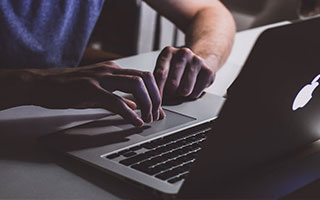 杠杆配资哪家好:股票配资平台官网入口-持仓最高达100多亿！券商自营重仓股出炉 上半年都买了哪些股票？